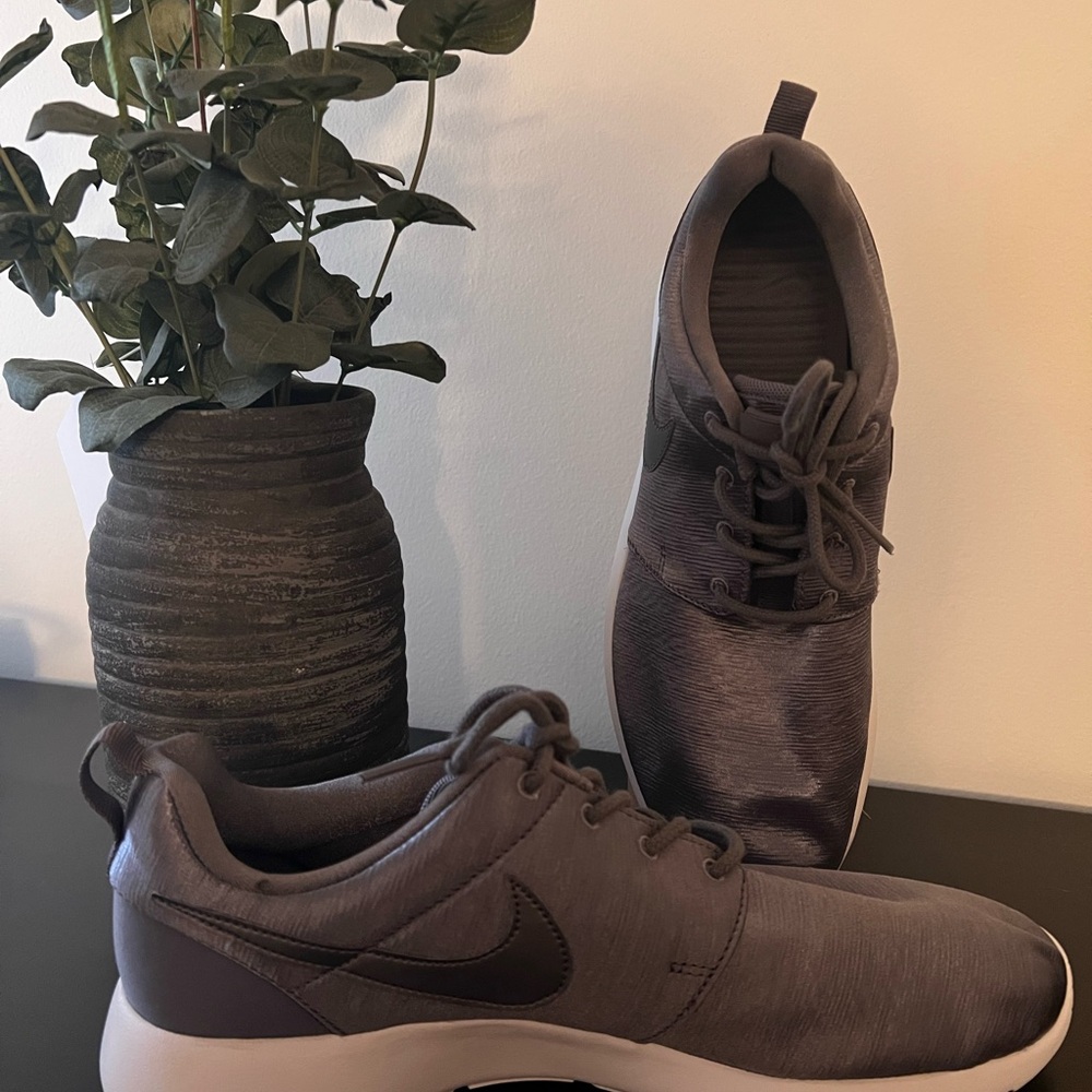NEW!!!  NIKE WOMEN'S ROSHE ONE PREMIUM SIZE 9 GUNSMOKE NEW COMFORTABLE